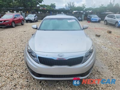 Piąte zdjęcie samochodu w środku: 2012 KIA OPTIMA LX VIN:5XXGM4A77CG046627 - miniatura