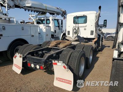 Czwarte zdjęcie samochodu z boku: 2023 KENWORTH T680 SEMI TRUCK VIN:1XKYD49X7PJ172453 - miniatura