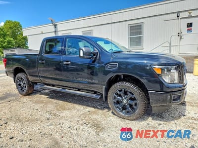 Czwarte zdjęcie samochodu z boku: 2019 NISSAN TITAN XD SV VIN:1N6BA1F4XKN512177 - miniatura