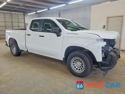 Czwarte zdjęcie samochodu z boku: 2020 CHEVROLET SILVERADO C1500 VIN:1GCRWAEH3LZ201918 - miniatura