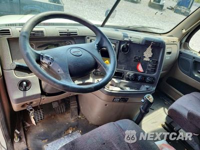 Zdjęcie 8 z 14 samochodu: 2013 FREIGHTLINER CASCADIA SEMI TRUCK VIN:1FUJGLBG7DLFH6143 - miniatura