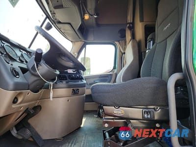Zdjęcie 7 z 14 samochodu: 2018 FREIGHTLINER CASCADIA 125 SEMI TRUCK VIN:3AKJGLDR8JSHP3857 - miniatura