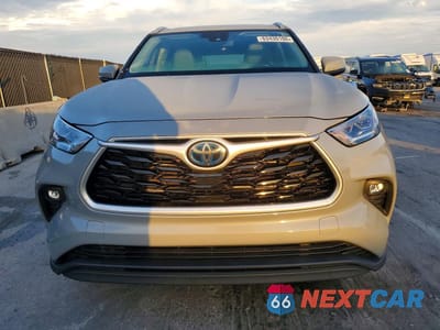 Piąte zdjęcie samochodu w środku: 2022 TOYOTA HIGHLANDER HYBRID BRONZE EDITION VIN:5TDAARAH2NS514429 - miniatura