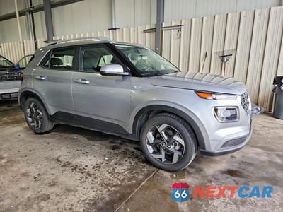 Czwarte zdjęcie samochodu z boku: 2023 HYUNDAI VENUE SEL VIN:KMHRC8A35PU271012 - miniatura