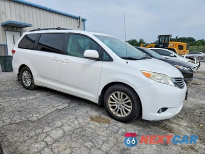 Czwarte zdjęcie samochodu z boku: 2014 TOYOTA SIENNA XLE 8-PASSENGER VIN:5TDYK3DCXES508905 - miniatura