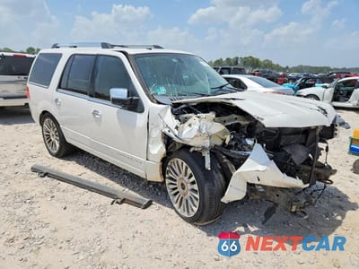 Czwarte zdjęcie samochodu z boku: 2015 LINCOLN NAVIGATOR VIN:5LMJJ2HT4FEJ00988 - miniatura