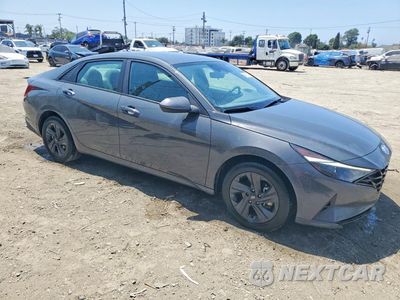 Czwarte zdjęcie samochodu z boku: 2023 HYUNDAI ELANTRA BLUE VIN:KMHLM4AJ2PU073997 - miniatura