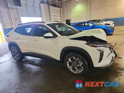 Czwarte zdjęcie samochodu z boku: 2025 CHEVROLET TRAX 1LT VIN:KL77LHEP5SC230948 - miniatura