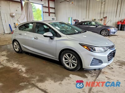 Czwarte zdjęcie samochodu z boku: 2019 CHEVROLET CRUZE LT VIN:3G1BE6SM5KS583344 - miniatura