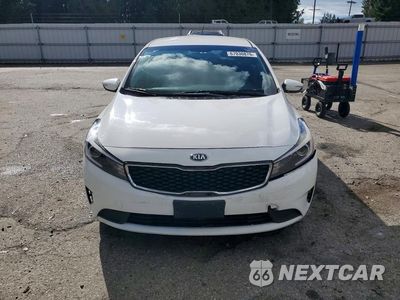Piąte zdjęcie samochodu w środku: 2018 KIA FORTE5 LX VIN:KNAFK5A83J5772726 - miniatura