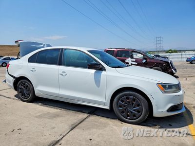 Czwarte zdjęcie samochodu z boku: 2014 VOLKSWAGEN JETTA BASE VIN:3VW2K7AJ8EM303256 - miniatura