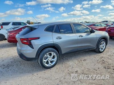 Trzecie zdjęcie samochodu z tyłu: 2024 CHEVROLET TRAX LS VIN:KL77LFE27RC126772 - miniatura