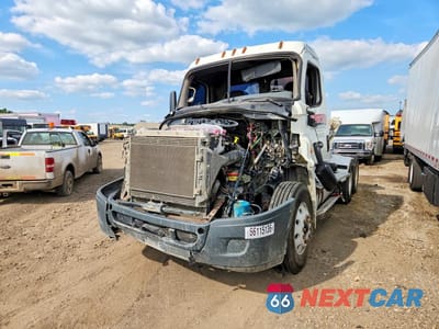 2014 FREIGHTLINER CASCADIA SEMI TRUCK 3AKJGEDV2ESFT5114 - główne zdjęcie licytacji z USA - miniatura