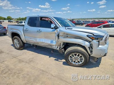 Czwarte zdjęcie samochodu z boku: 2025 TOYOTA TACOMA LIMITED HV VIN:3TYLC5LN7ST020551 - miniatura