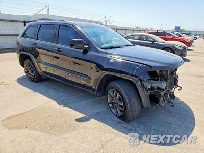 Czwarte zdjęcie samochodu z boku: 2017 JEEP GRAND CHEROKEE LAREDO VIN:1C4RJEAG1HC717353 - miniatura