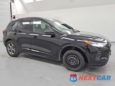 Czwarte zdjęcie samochodu z boku: 2023 FORD ESCAPE ST LINE VIN:1FMCU9MN3PUA13108 - miniatura