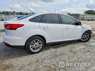 Trzecie zdjęcie samochodu z tyłu: 2018 FORD FOCUS SE VIN:1FADP3FE8JL322800 - miniatura