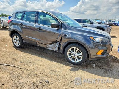Czwarte zdjęcie samochodu z boku: 2019 FORD ESCAPE S VIN:1FMCU0F79KUA92884 - miniatura