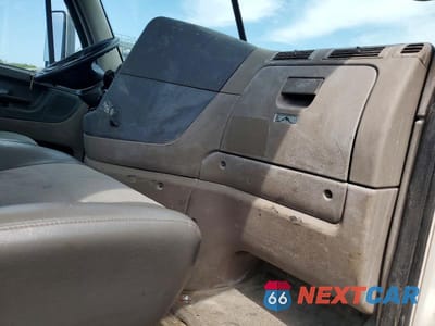 Zdjęcie 8 z 12 samochodu: 2019 FREIGHTLINER CASCADIA 113 VIN:3AKJGBDVXKDJW2125 - miniatura