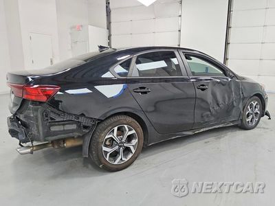 Trzecie zdjęcie samochodu z tyłu: 2019 KIA FORTE LXS VIN:3KPF24AD6KE045693 - miniatura