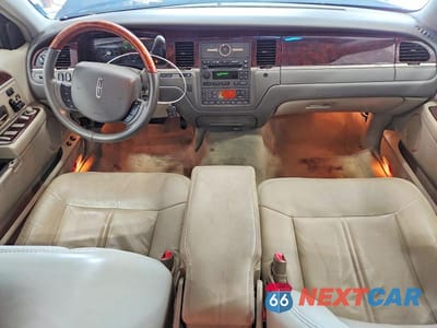 Zdjęcie 8 z 12 samochodu: 2009 LINCOLN TOWN CAR SIGNATURE LIMITED VIN:2LNHM82V09X623515 - miniatura