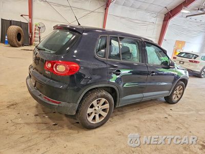 Trzecie zdjęcie samochodu z tyłu: 2010 VOLKSWAGEN TIGUAN S VIN:WVGAV7AX4AW526121 - miniatura
