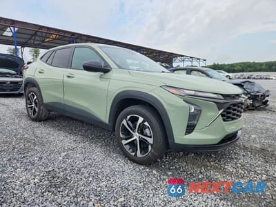 Czwarte zdjęcie samochodu z boku: 2024 CHEVROLET TRAX 1RS VIN:KL77LGE27RC090698 - miniatura