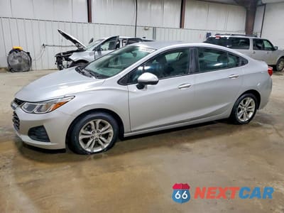 2019 CHEVROLET CRUZE LS 1G1BC5SM3K7148837 - główne zdjęcie licytacji z USA - miniatura