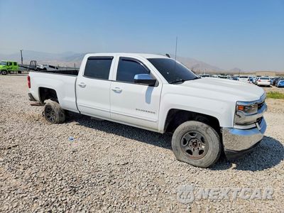 Czwarte zdjęcie samochodu z boku: 2018 CHEVROLET SILVERADO K1500 LT VIN:1GCUKREC0JF250100 - miniatura