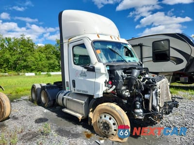 Czwarte zdjęcie samochodu z boku: 2021 FREIGHTLINER CASCADIA 1 - SEMI TRUCK VIN:3AKJHTDV6MSMS7978 - miniatura
