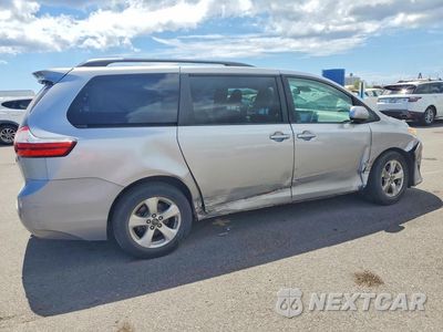 Trzecie zdjęcie samochodu z tyłu: 2018 TOYOTA SIENNA LE VIN:5TDKZ3DC8JS945152 - miniatura