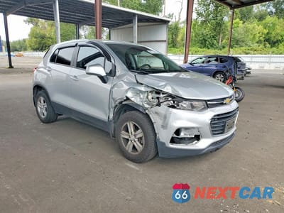Czwarte zdjęcie samochodu z boku: 2020 CHEVROLET TRAX LS VIN:3GNCJNSB1LL329939 - miniatura
