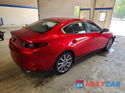 Trzecie zdjęcie samochodu z tyłu: 2026 MAZDA 3 PREFERRED VIN:JM1BPACL1T1867633 - miniatura