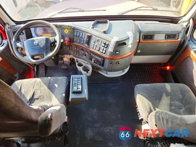 Zdjęcie 8 z 14 samochodu: 2006 VOLVO VNL SEMI TRUCK VIN:4V4NC9GH76N434803 - miniatura