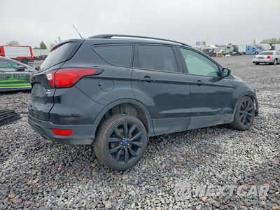 Trzecie zdjęcie samochodu z tyłu: 2019 FORD ESCAPE SE VIN:1FMCU0GD2KUC00816 - miniatura