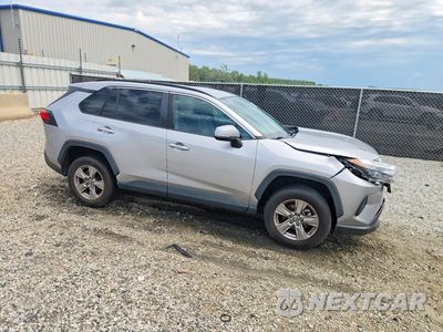Czwarte zdjęcie samochodu z boku: 2023 TOYOTA RAV4 XLE VIN:2T3W1RFV8PC226051 - miniatura