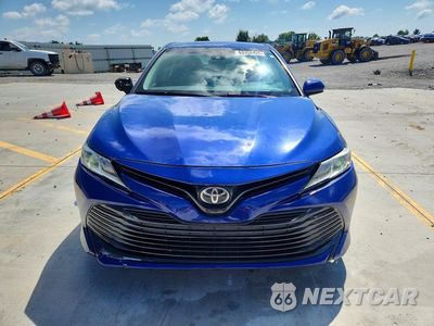 Piąte zdjęcie samochodu w środku: 2018 TOYOTA CAMRY LE VIN:4T1B11HK8JU583800 - miniatura