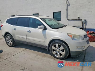 Czwarte zdjęcie samochodu z boku: 2012 CHEVROLET TRAVERSE LTZ VIN:1GNKVLED7CJ350612 - miniatura