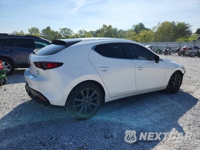 Trzecie zdjęcie samochodu z tyłu: 2021 MAZDA 3 SELECT VIN:JM1BPAKL8M1337033 - miniatura