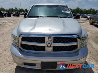 Piąte zdjęcie samochodu w środku: 2018 RAM 1500 SLT VIN:1C6RR6GGXJS303710 - miniatura