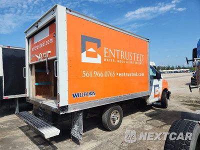 Trzecie zdjęcie samochodu z tyłu: 2021 CHEVROLET EXPRESS BOX TRUCK VIN:1GB0GRFP2M1251272 - miniatura