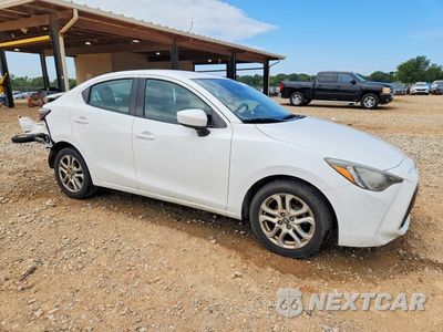 Czwarte zdjęcie samochodu z boku: 2017 TOYOTA YARIS IA BASE VIN:3MYDLBYV2HY157097 - miniatura