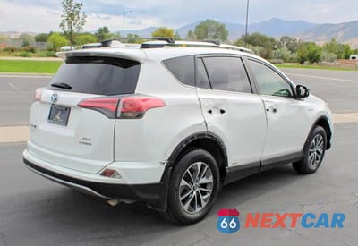 Trzecie zdjęcie samochodu z tyłu: 2017 TOYOTA RAV4 HYBRID XLE VIN:JTMRJREV3HD104354 - miniatura