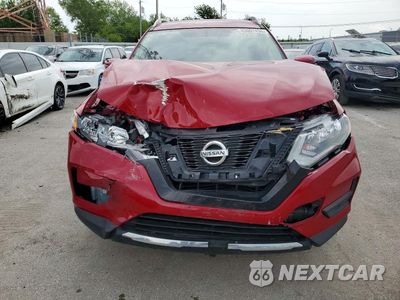 Piąte zdjęcie samochodu w środku: 2017 NISSAN ROGUE SV VIN:JN8AT2MV3HW266932 - miniatura
