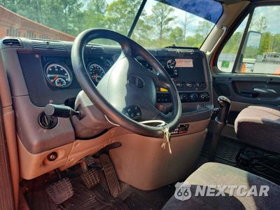 Zdjęcie 8 z 13 samochodu: 2014 FREIGHTLINER CASCADIA - SEMI TRUCK VIN:1FUGGLD5XELFK3349 - miniatura