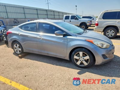 Czwarte zdjęcie samochodu z boku: 2011 HYUNDAI ELANTRA GLS VIN:KMHDH4AE4BU107796 - miniatura