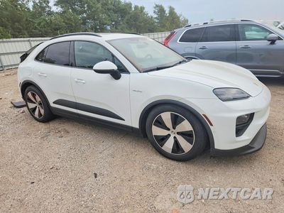 Czwarte zdjęcie samochodu z boku: 2025 PORSCHE MACAN 4 VIN:WP1AA2XA1SL000355 - miniatura