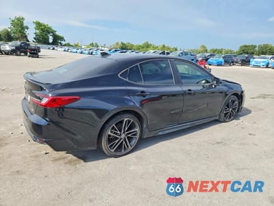 Trzecie zdjęcie samochodu z tyłu: 2025 TOYOTA CAMRY XSE VIN:4T1DAACKXSU519405 - miniatura