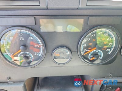 Zdjęcie 9 z 13 samochodu: 2018 FREIGHTLINER CASCADIA 125 VIN:3AKJGEDR1JDKC8706 - miniatura