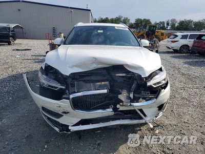 Piąte zdjęcie samochodu w środku: 2021 VOLVO XC60 T5 MOMENTUM VIN:YV4102RKXM1699381 - miniatura